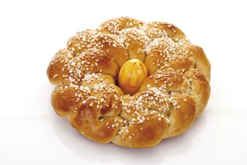 Hefekranz, German pastry with yellow easter egg