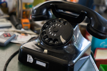 Altes Telefon mit Wählscheibe