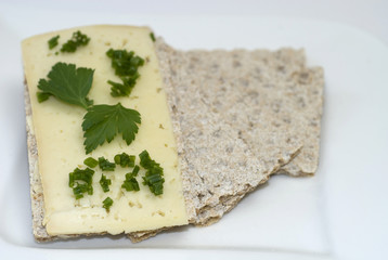 Crispbread with cheese, parsley and chives