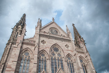 Temple Saint Etienne r&eacute;nov&eacute; sur fond de ciel nuageux