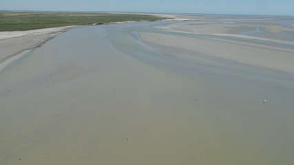 Marea sull'oceano Atlantico a Mont Saint Michel in Bretagna