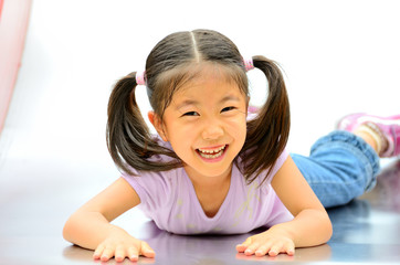 Naklejka premium 滑り台で遊ぶ女の子