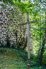 Croix dans la forêt de Peyrusse-le-Roc