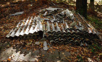 Obraz premium Old and dangerous asbestos roof. Asbestos fibers in the environment.