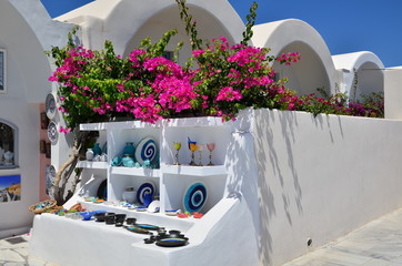 BOUGAINVILLIER ET CÉRAMIQUE VILLAGE D'OIA SANTORIN CYCLADES GRECE
