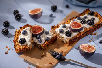 Oatmeal cake with natural yogurt, honey, fresh figues, blackberries and blueberries