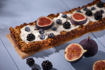 Oatmeal cake with natural yogurt, fresh figues, blackberries and blueberries