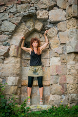Femme dans les ruines de Notre-Dame-de-Laval à Peyrusse-le-Roc