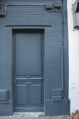 Obraz na płótnie Canvas The door of an old tenement house