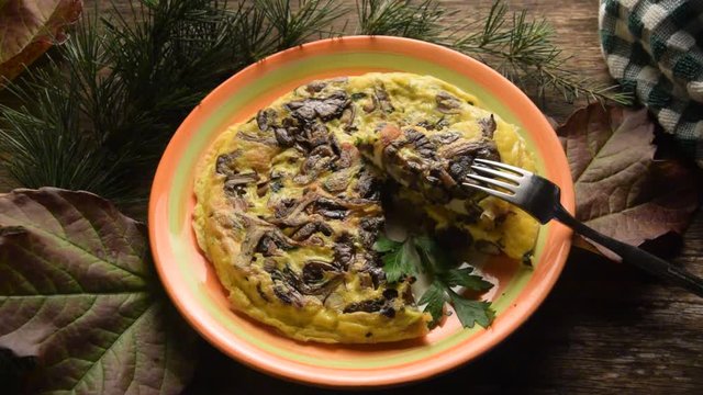 Armillaria mellea Frittata with fungi Omelette con mushrooms Tortilla y setas Omelett med sopp funghi video chiodini mit pilzen honey fungus