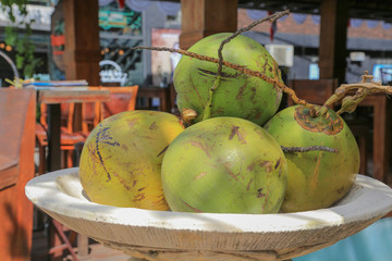 Bali: Frische Kokosnüsse als Dekoration vor einem Restaurant