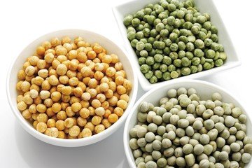 Different types of dried peas in bowls