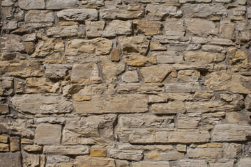 Braune Mauer aus Bruchsteinen