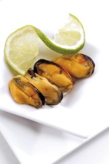 Mussels served with a slice of lime