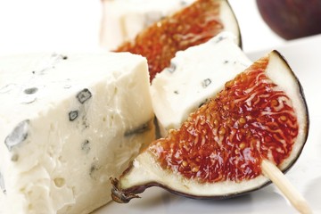Fresh figs and blue veined cheese on a skewer