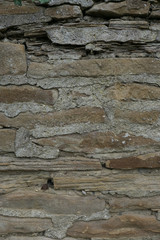 steinmauer mit schiefen steinen