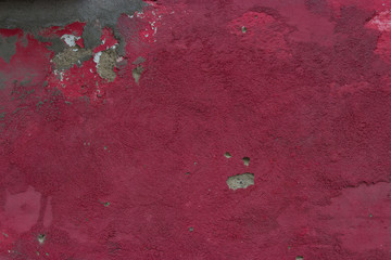 rote abgeplatzte farbe an einer steinwand