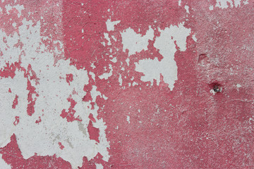 rote wand mit abgeplatztem putz