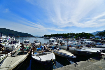 Fototapeta na wymiar 秋の空と漁港の風景