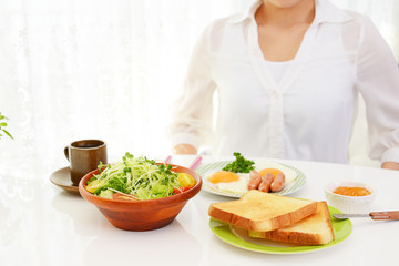 食事を楽しむ女性