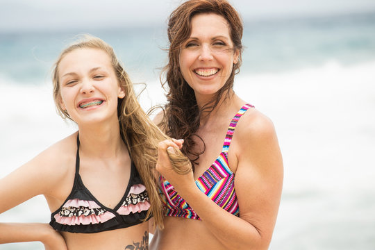 57 813 результатов по запросу "mom and daughter beach" в категори...