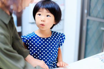 料理を手伝う女の子