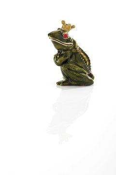 Frog figurine, frog wearing crown sitting
