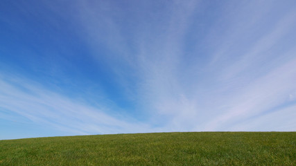 草原と青空