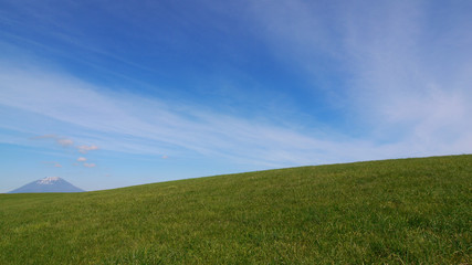 草原と羊蹄山