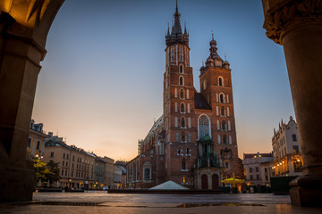 Obraz premium Krakow Cathedral in the first morning twilight, seen under the arch of the town hall. HDR-photo