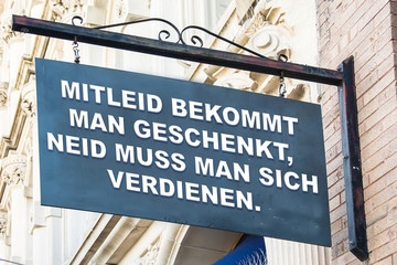 Fototapeta premium Businessspruch 008 - Mitleid bekommt man geschenkt