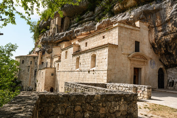 Fototapeta na wymiar Church and structure of the Hermitage of Santo Spirito in Maiella