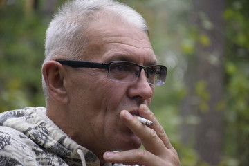 мужчина курит