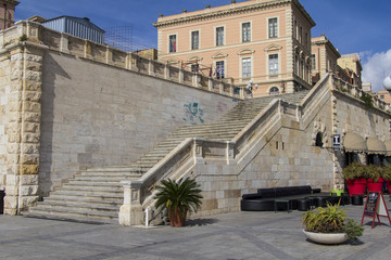 Fototapeta na wymiar Cagliari: palazzi all'interno del piazzale del Bastione di Saint Remy - Sardegna
