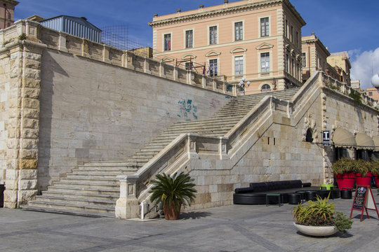 Cagliari: palazzi all'interno del piazzale del Bastione di Saint Remy - Sardegna