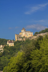 Fototapeta na wymiar La Roque Gageac. Le château de Castelnaud vu depuis la Dordogne. Dordogne. Nouvelle Aquitaine