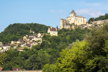 Fototapeta na wymiar La Roque Gageac. Le château de Castelnaud vu depuis la Dordogne. Dordogne. Nouvelle Aquitaine