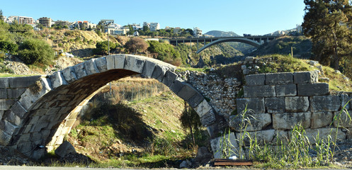 Pont romain et pont moderne au Liban dans la région de Jounieh