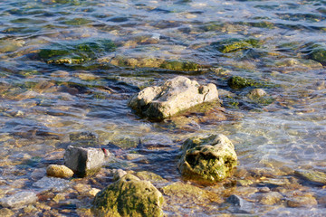 Камни сквози морскую воду