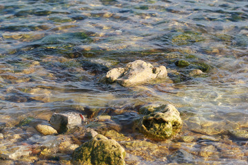 Камни сквози морскую воду