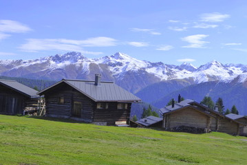 Fototapeta na wymiar Wiesener Alp, Blick gegen Davoser Berge