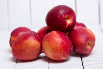 peaches (Prunus persica subs nectarina)