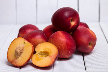 peaches (Prunus persica subs nectarina)