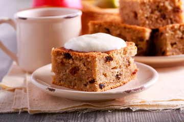 Pear and apple cake with raisin