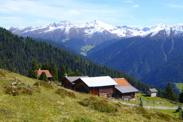 Fototapeta na wymiar Blick von der Schmittener Alp auf Davoser Berge