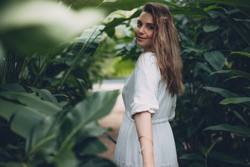 Obraz premium Beautiful female model in greenhouse