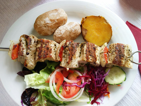 Espetada with pork and salad