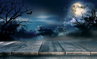 Naklejka premium Spooky halloween background with empty wooden planks