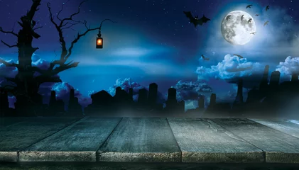 Poster Griezelige halloween-achtergrond met lege houten planken © Jag_cz