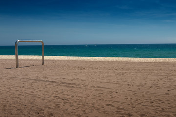 Fitnessgerät am Strand Meer von Barcelona Spanien